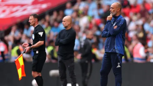 Nuno Espírito Santo, com Pep Guardiola mais ao fundo, durante o Nottingham Forest x Manchester City. Foto: Getty