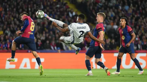 O momento em que Denzel Dumfries faz um remate acrobático para marcar o segundo golo da equipa (o seu primeiro), durante o Barcelona x Inter. Foto: Getty