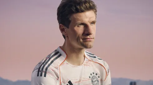 Thomas Muller com uma das novas camisolas do Bayern Munique, para a época 2025/26. Foto: FC Bayern