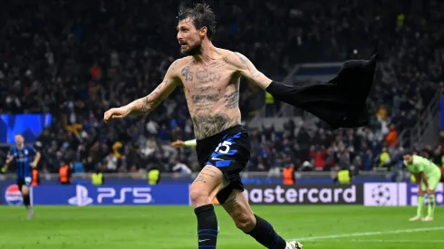 Francesco Acerbi festeja golo no Inter Milão x Barcelona. Foto: Getty Images