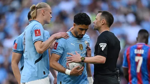O momento em que Erling Haaland acaba de entregar a bola para Omar Marmoush, antes da marcação da grande penalidade a favor do Manchester City. Foto: Getty