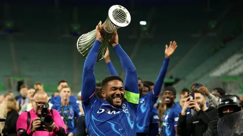 Reece James levanta o troféu da Conference League: Chelsea campeão. Foto: Getty Images