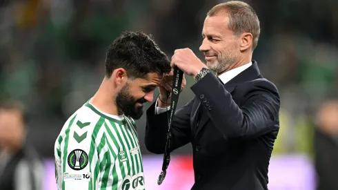 Isco, capitão do Betis, a receber a medalha de vice-campeão da prova. Foto: Getty