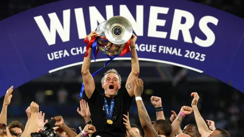Luis Enrique ergue a Taça da Champions League que conquistou pelo PSG. Foto: Carl Recine/Getty Images