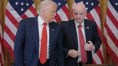 Gianni Infantino, líder da FIFA, ao lado de Donald Trump, presidente dos Estados Unidos da América, a quem deixa vários agradecimentos.
