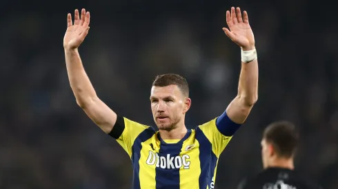 Edin Dzeko, aos 39 anos, continua ao mais alto nível competitivo ao mudar-se do Fenerbahçe (Turquia) para a Serie A, onde vai representar a Fiorentina.