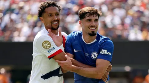 Pedro Neto, do Chelsea, e Marquinhos, do PSG, num amigável 'mano a mano', imagem de 'fair play' que, infelizmente, não ilustra o jogo.