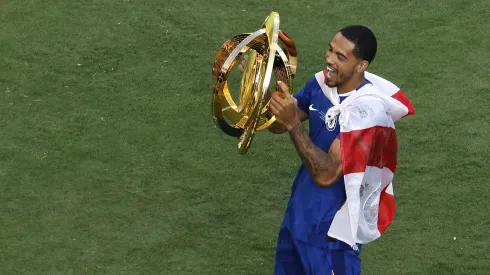 Levi Colwill a celebrar a conquista do troféu do Mundial de Clubes, após o Chelsea x PSG. Foto: Getty