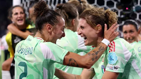 Itália comemora de forma efusiva a vitória sobre a favorita Noruega no Euro 2025, apurando-se para as meias-finais da prova.