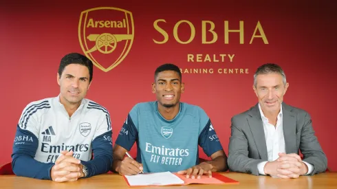 Cristhian Mosquera apresentado como jogador do Arsenal. Foto: conta oficial no X do Arsenal