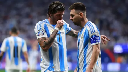 Rodrigo de Paul e Lionel Messi, juntos na seleção argentina, irão jogar também no mesmo clube, o Inter Miami. Foto: Getty