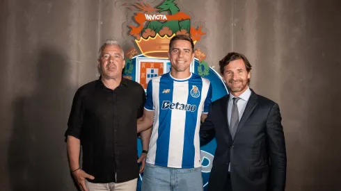 Jan Bednarek, central polaco, apresentado oficialmente no FC Porto, ao lado de Jorge Costa e do presidente André Villas-Boas.