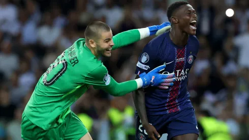 Nuno Mendes festeja de forma efusiva o penálti da vitória na Supertaça Europeia, com Lucas Chevalier, sucessor de Gianluigi Donnarumma.