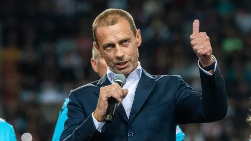 Aleksander Ceferin, líder da UEFA, discursa num jogo de caridade para as vítimas das cheias na Eslovénia, pátria do dirigente.