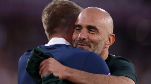 Enzo Maresca, treinador do Chelsea, e Graham Potter, treinador do West Ham, juntos num abraço. Foto: Getty