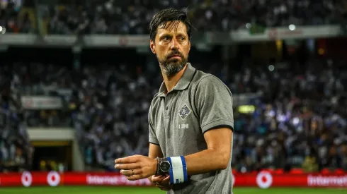 O técnico Vítor Bruno terá dois reforços para o clássico contra o Sporting. Foto: Imago