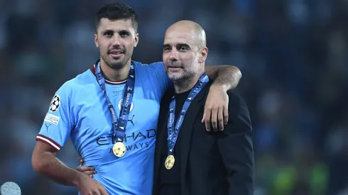 O médio Rodri ao lado do treiandor Pep Guardiola. Foto: Imago