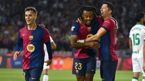Robert Lewadowski e Jules Koundé, jogador do Barcelona. Foto: Imago