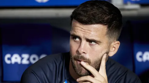 Miralem Pjanic pensativo no banco de suplentes. Foto: Imago