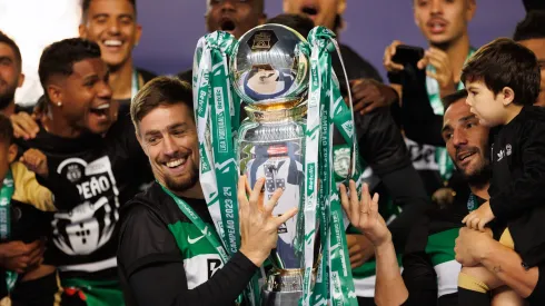 Sebastián Coates levanta o troféu de campeão nacional. Foto: Imago