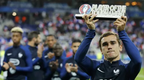 Antoine Griezmann a levantar o troféu de melhor jogador do Euro'2016. Foto: Imago