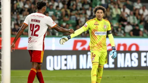 Guillermo Ochoa e Cristian Devenish, jogadores do AVS. Foto: Imago