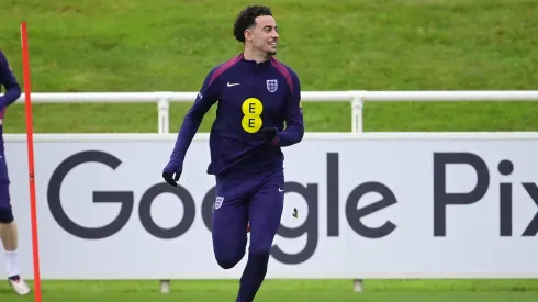 Curtis Jones durante o treino da Inglaterra. Foto: Imago