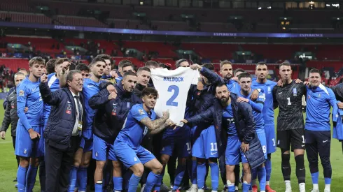 Grécia homenageia George Baldock após vitória sobre Inglaterra. Foto: Imago