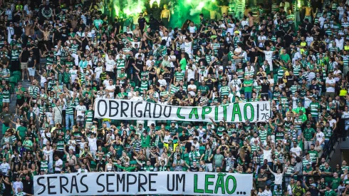 Sebastián Coates a receber gratidão dos adeptos do Sporting. Foto: Imago