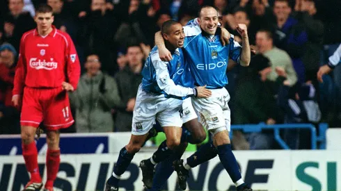 Jeff Whitley (centro) celebra golo do Manchester City. Foto: Imago