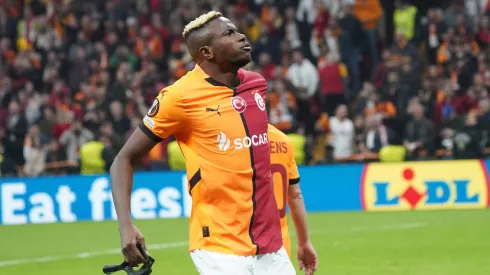 Victor Osimhen bisou frente ao Tottenham. Foto: Imago