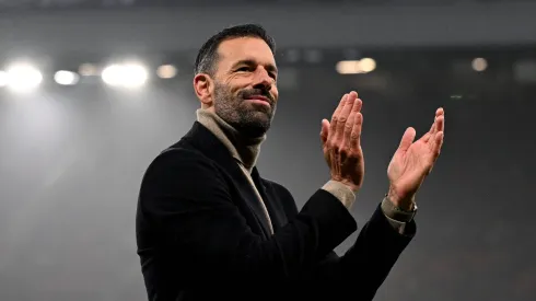 Van Nistelrooy a aplaudir e a despedir-se dos adeptos do United. Foto: Imago