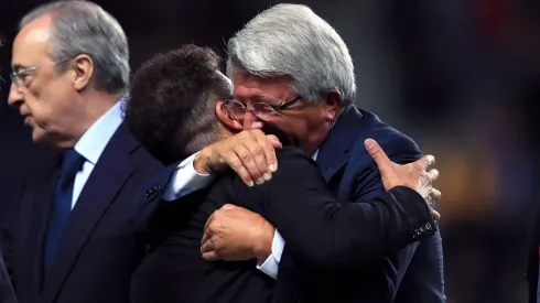 Cerezo e Simeone a celebarem a Supertaça Europeia conquistada, em 2018, pelo Atlético de Madrid. Foto: Imago