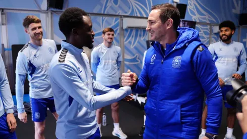 Frank Lampard já conheceu os jogadores do Coventry. Em breve, Van Nistelrooy poderá ter também novos pupilos.