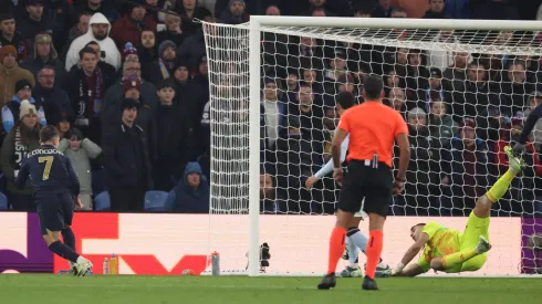 O momento em que Francisco Conceição vê Dibu Martínez tirar-lhe um golo em cima da linha. Foto: Imago