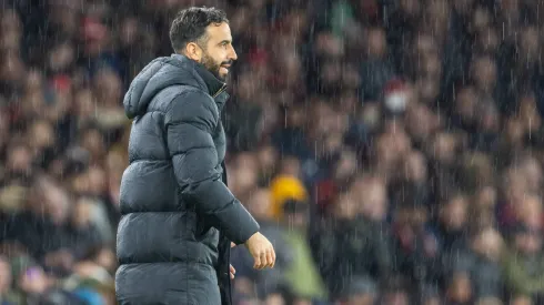 Ruben Amorim, debaixo de chuva, tem primeira derrota no Manchester United. Foto: Imago