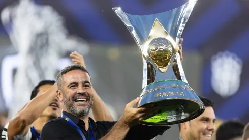 Artur Jorge juntou o troféu de vencedor do Brasileirão ao título da Libertadores.