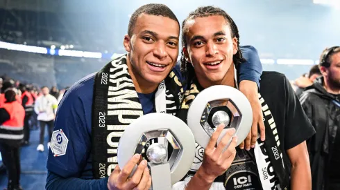 Kylian Mbappé aqui a celebrar com Ethan o título francês em 2023/2024.