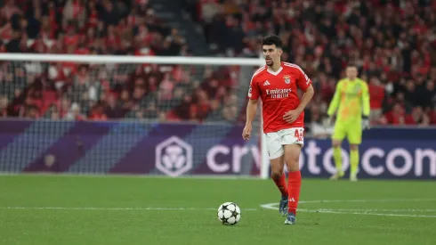 Tomás Araújo a construir o jogo do Benfica. Foto: Imago