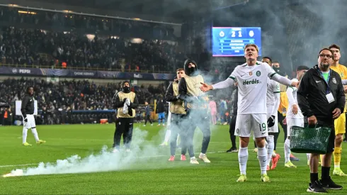 Harder queixa-se com a tocha arremessada no relvado. Foto: Imago