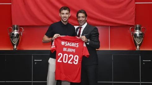 Adrian Bajrami posa ao lado de Rui Costa. Foto: Sport Lisboa e Benfica