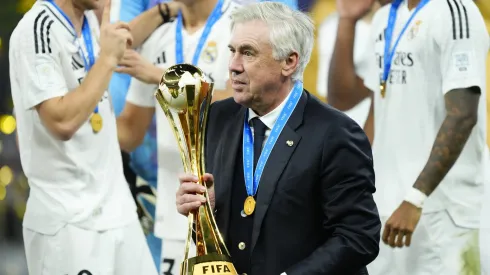 Carlo Ancelotti com a sua primeira Taça Intercontinental.