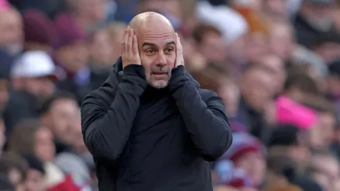 Pep Guardiola "incrédulo" perante mais um derrota do Manchester City, desta vez contra o Aston Villa. Foto: Imago