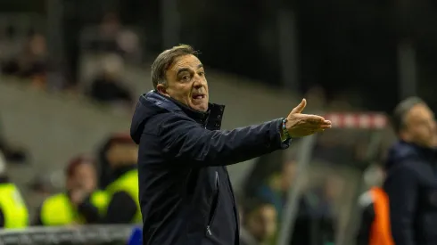 December 16, 2024, Braga, Braga, Portugal: SC Braga head coach, Carlos Carvalhal seen on action during the Liga Portugal Betclic 2024/25 match between SC Braga and FC Famalicao at Estadio Municipal de Braga 16, 2024 in Braga, Portugal. Final Score SC Braga 3 - 3 FC Famalicao Braga Portugal - ZUMAl192 20241216_zsp_l192_017 Copyright: xMiguelxLemosx