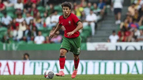 João Neves a atuar pela seleção de Portugal. Foto: Carlos Rodrigues/Getty Images