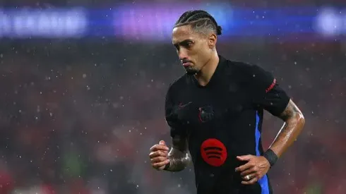 Raphinha em ação pelo Barcelona contra o Benfica. Foto: Getty Images