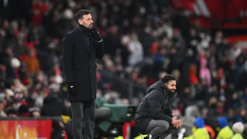 Ruben Amorim e Van Nistelrooy a observarem e a analisarem o jogo. Foto: Getty