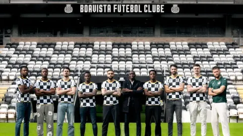 As novas caras do Boavista, juntamente com Fary-Faye, o presidente da SAD (ao meio). Foto: Getty