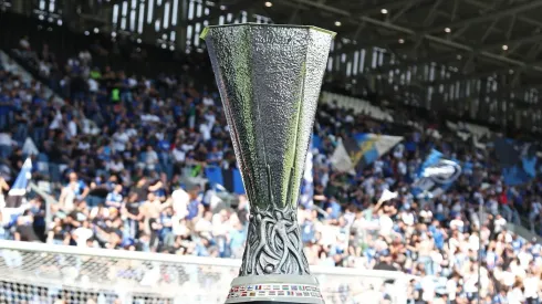 Troféu da Europa League. Foto: Marco Luzzani/Getty Images