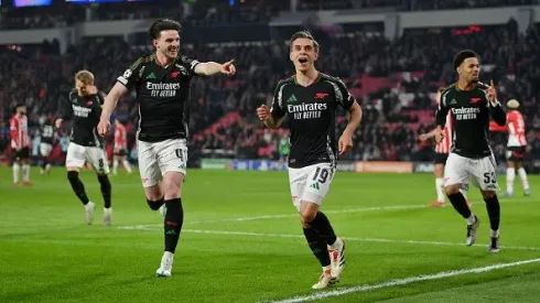 Leandro Trossard celebrando o seu golo durante PSV x Arsenal. Foto: Getty Images
